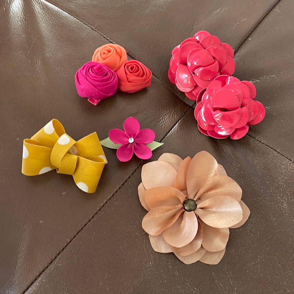 # 6 flower 🌸 hair bows 🎀🎀🎀🎀🎀🎀